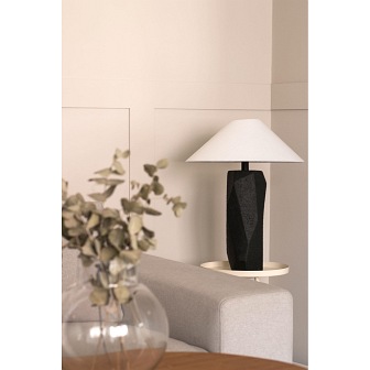 Ceramiczna lampa stołowa boho Massi czarna w salonie